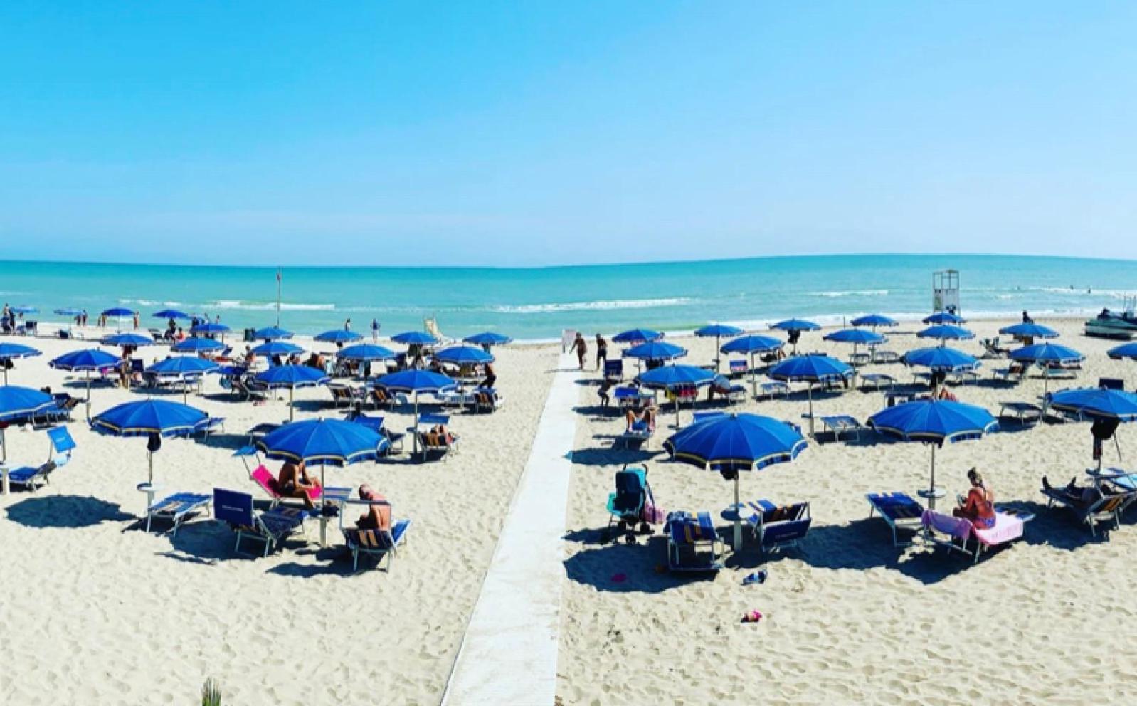Hotel La Pergola Альба-Адриатика Экстерьер фото