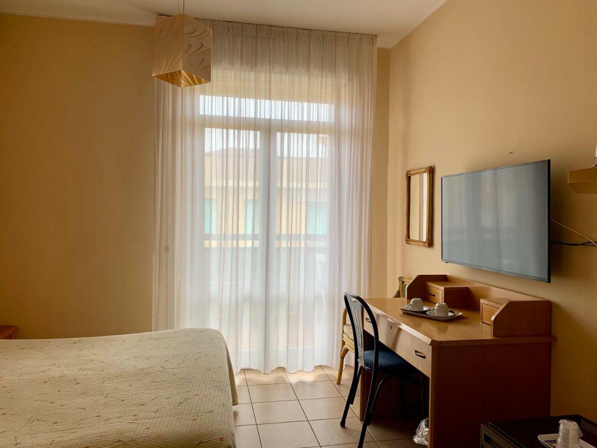 Hotel La Pergola Альба-Адриатика Экстерьер фото